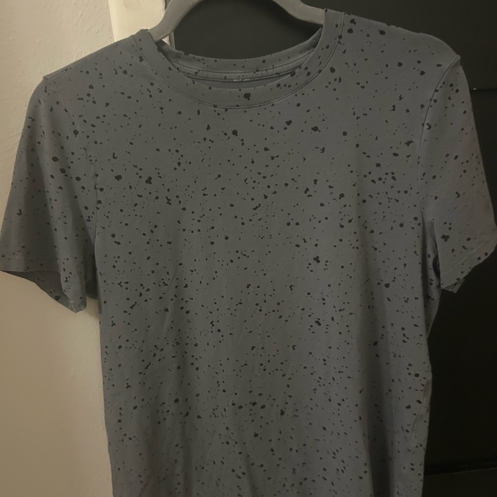 Lululemon Athletica Gray and Black Short Sleeve Tee